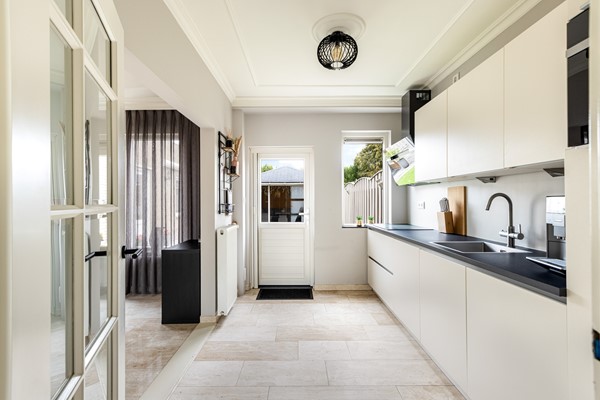 Foto - Te koop: Ruime 2-onder-1-kapwoning met dubbele garage, eigen oprit en fijne tuin